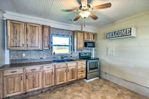 Beautiful Crystal Beach Escape With Large Deck!
