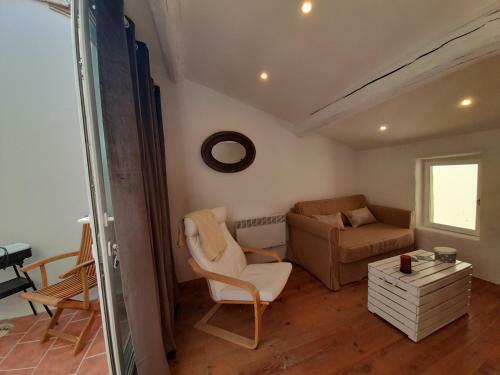 Maisonnette De Charme Avec Petite Terrasse