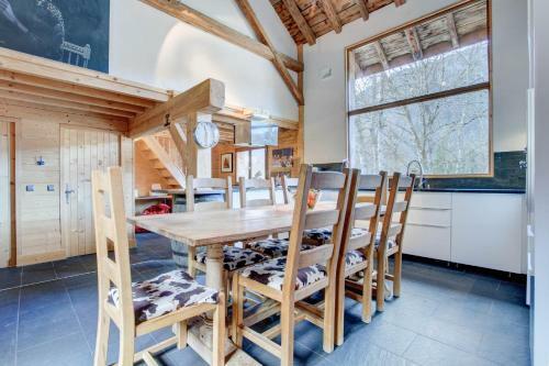 Chalet Sleeping 10 With Large Terrace And Garden.