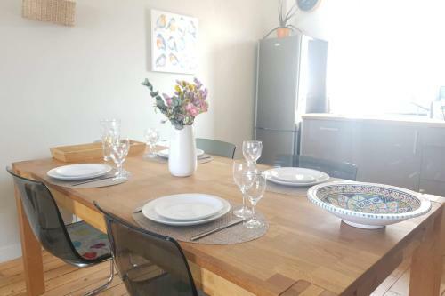 Spacious Apartment - 20m From Beach