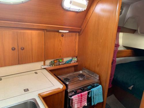 Voilier Au Ponton A Saint Rapha�l