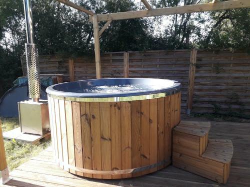 Lodge Avec Spa Pour 6 Pers, Proche de Gu�delon