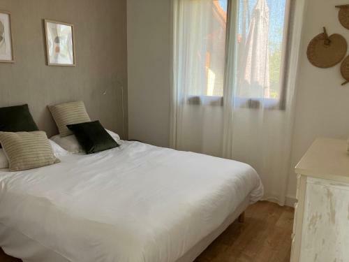 Cottage Proche Lac Et Oc�an Avec Grand Jardin