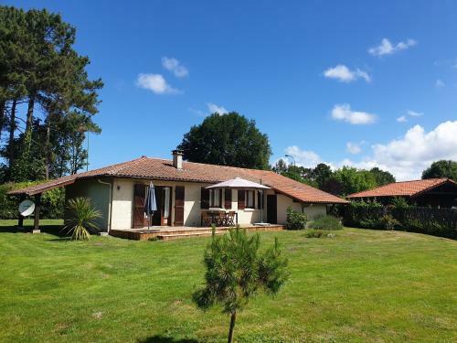 Cottage Proche Lac Et Oc�an Avec Grand Jardin
