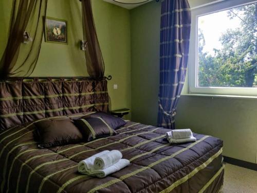 Beautiful Cottage In Carentan Les Marais With Shared Pool