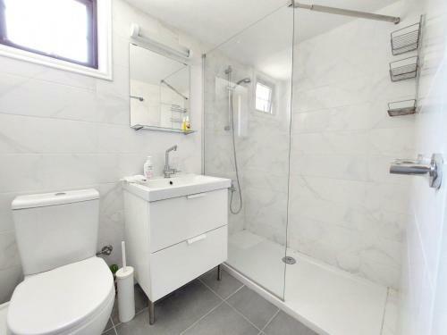 2 Bedroom Maisonette, 50m From The Sea