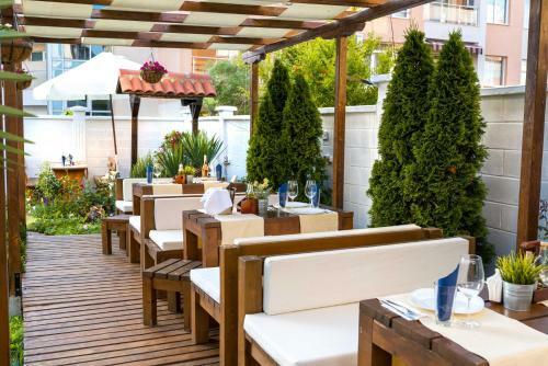 Hotel Yanis