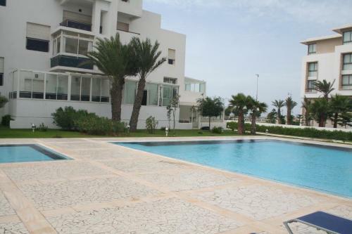 Pool And Sea View Beach Apartment