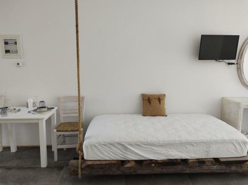 Hostal Villa Elia Waterfront Suites & Pool