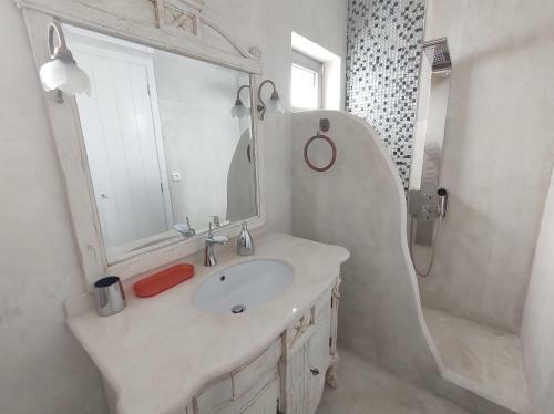 Hostal Villa Elia Waterfront Suites & Pool