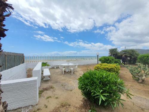 Polsy - Villa Front Beach 11 People