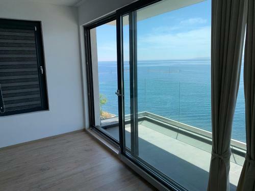 Modern Waterfront 1-br Apartment With Aircon