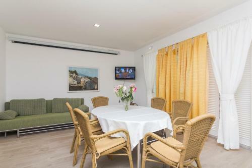 Hostal Apartments A&b