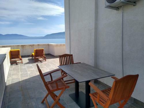 Eirik's Beachfront Apartments & Penthouse