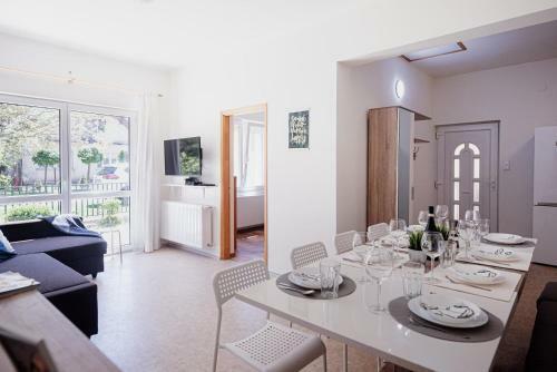 Csal�di H�z Nagy Kerttel Balatonszabadiban