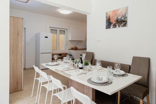 Csal�di H�z Nagy Kerttel Balatonszabadiban