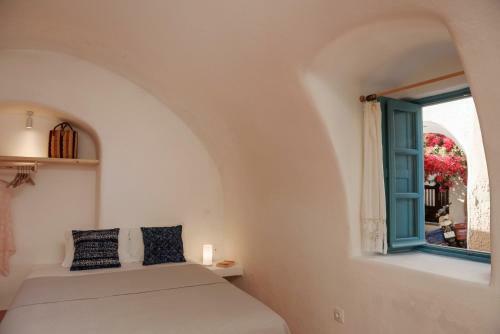Santorinio Yellow House