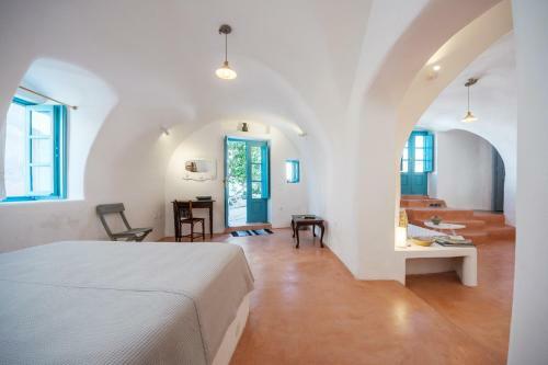 Santorinio Yellow House