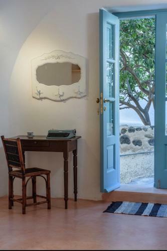 Santorinio Yellow House