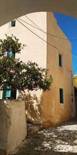 Santorinio Yellow House