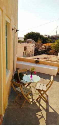 Santorinio Yellow House