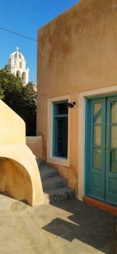 Santorinio Yellow House