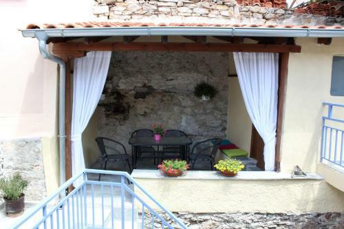 Old Town Apartment With Sea View