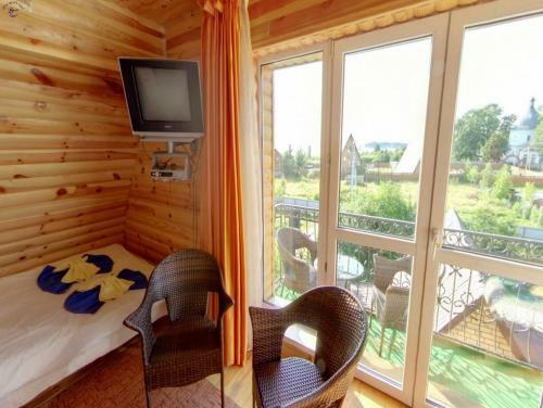 Hotel-complex Mizh Triokh Ozer