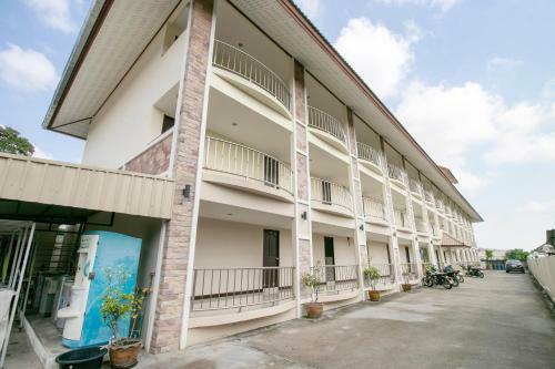 Oyo 75390 Sunee Place Hotel