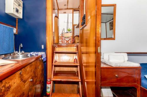 Marta Boat B&B