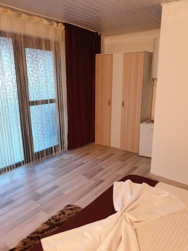 Hostal Yannis Guest House