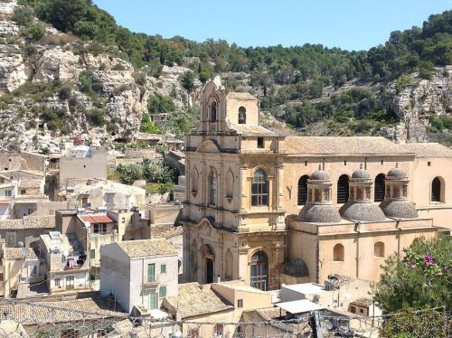 Une Maison Accroch�e Au Rocher.