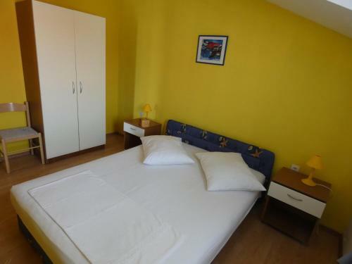 Apartmani Sari? Rogoznica