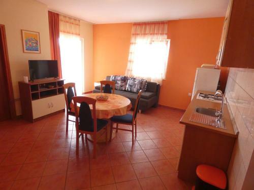 Apartmani Sari? Rogoznica