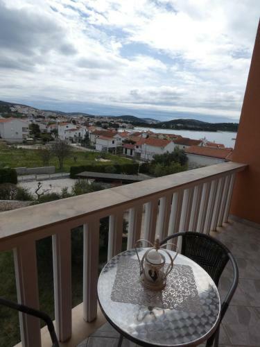 Apartmani Sari? Rogoznica