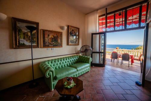 Hostal Chiaro Di Luna