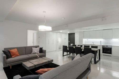 Spacious 3 Bedroom Apartment In City Centre