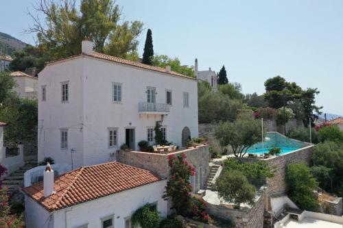 Classy Villa With Wonderful View And Swimming Pool