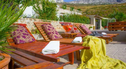 Hill Apartment With Private Pool