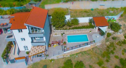 Hill Apartment With Private Pool