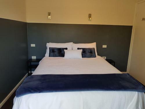 Waterfront Location - 2 Bed Apartment In Corlette, Port Stephens - Sleeps 4