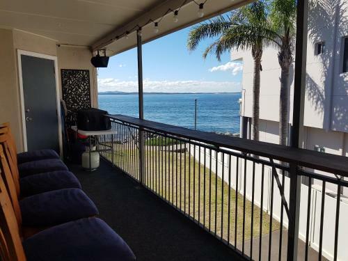 Waterfront Location - 2 Bed Apartment In Corlette, Port Stephens - Sleeps 4