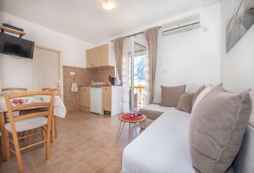 Beautiful Modern Apartment 150m From The Sea