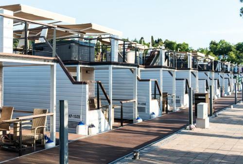Marina Luxury Houseboat Olive