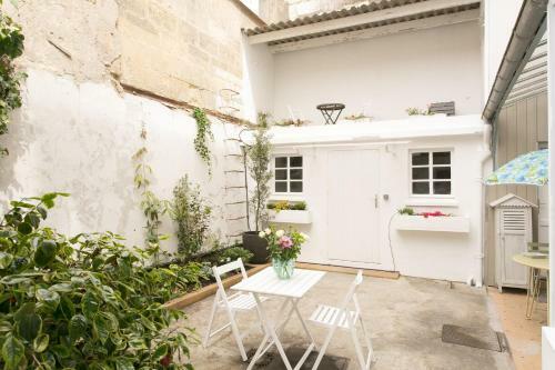 Cool Center Floral Apartment