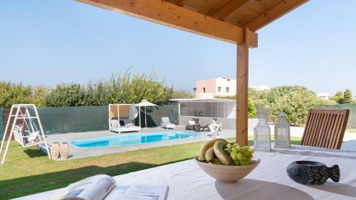 Sunny Breeze Deluxe Villa Near Beach, Private Pool