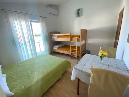 Hostal Apartments & Rooms Me?trov
