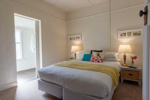Dawns Sleeps 4 In 2 Queens With 2 Ensuites Wifi In Town.