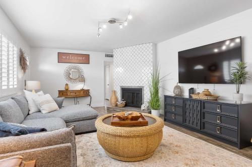 Pristine Escape About 2 Miles To Old Town Scottsdale!