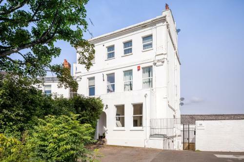 Top Floor One Bedroom Apartment